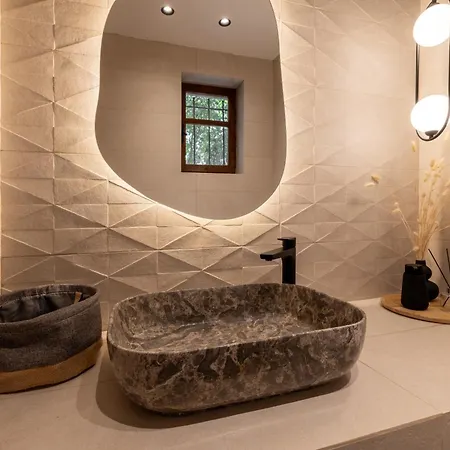 Artemis Luxury Méson Yerakaríon